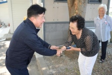덕산 옥계리 공중화장실 정비 공사 현장방문 활동사진 < 소통과 참여 < 열린군수실 덕산 옥계리 공중화장실 정비 공사 현장방문