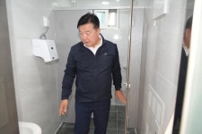 덕산 옥계리 공중화장실 정비 공사 현장방문 활동사진 < 소통과 참여 < 열린군수실 덕산 옥계리 공중화장실 정비 공사 현장방문
