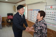 덕산 옥계리 공중화장실 정비 공사 현장방문 활동사진 < 소통과 참여 < 열린군수실 덕산 옥계리 공중화장실 정비 공사 현장방문