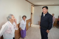 덕산 옥계리 공중화장실 정비 공사 현장방문 활동사진 < 소통과 참여 < 열린군수실 덕산 옥계리 공중화장실 정비 공사 현장방문