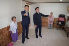 덕산 옥계리 공중화장실 정비 공사 현장방문 활동사진 < 소통과 참여 < 열린군수실 덕산 옥계리 공중화장실 정비 공사 현장방문