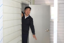 덕산 옥계리 공중화장실 정비 공사 현장방문 활동사진 < 소통과 참여 < 열린군수실 덕산 옥계리 공중화장실 정비 공사 현장방문