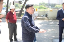 덕산 옥계리 공중화장실 정비 공사 현장방문 활동사진 < 소통과 참여 < 열린군수실 덕산 옥계리 공중화장실 정비 공사 현장방문