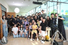 지역아동센터 아이들의 꿈을 담은 영화 제작 격려 활동사진 < 소통과 참여 < 열린군수실 지역아동센터 아이들의 꿈을 담은 영화 제작 격려