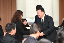 제4기 예산읍 주민자치회위원 위촉식 활동사진 < 소통과 참여 < 열린군수실 제4기 예산읍 주민자치회위원 위촉식