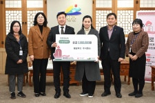 이웃돕기 성금기탁(예당푸드 대표 박미향, 한양팜마트 대표 이홍규) 활동사진 < 소통과 참여 < 열린군수실 이웃돕기 성금기탁(예당푸드 대표... 