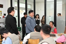 설 명절 사회복지시설 위문(예산군장애인보호작업장 원장 조영재)... 열린군수실 설 명절 사회복지시설 위문(예산군장애인보호작업장 원장 조영재)