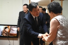 노화1리 행복경로당 무료경로식당 방문 활동사진 < 소통과 참여 < 열린군수실 노화1리 행복경로당 무료경로식당 방문