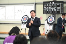 노인회 응봉면분회 한궁대회 활동사진 < 소통과 참여 < 열린군수실 노인회 응봉면분회 한궁대회