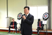 노인회 고덕면분회 한궁대회 활동사진 < 소통과 참여 < 열린군수실 노인회 고덕면분회 한궁대회