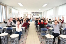 오가면분회 행복경로당 무료경로식당 방문 활동사진 < 소통과 참여 < 열린군수실 오가면분회 행복경로당 무료경로식당 방문
