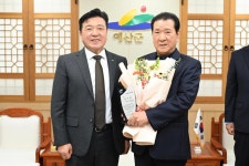 덕산면 명예면장 위촉식 활동사진 < 소통과 참여 < 열린군수실 덕산면 명예면장 위촉식