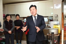 계촌리 행복경로당 무료경로식당 방문 활동사진 < 소통과 참여 < 열린군수실 계촌리 행복경로당 무료경로식당 방문