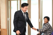 계촌리 행복경로당 무료경로식당 방문 활동사진 < 소통과 참여 < 열린군수실 계촌리 행복경로당 무료경로식당 방문