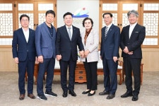 초대작가회 임원진 내방 활동사진 < 소통과 참여 < 열린군수실 초대작가회 임원진 내방