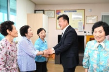 주교1리 행복경로당 무료경로식당 방문 활동사진 < 소통과 참여 < 열린군수실 주교1리 행복경로당 무료경로식당 방문