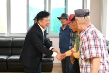 주교1리 행복경로당 무료경로식당 방문 활동사진 < 소통과 참여 < 열린군수실 주교1리 행복경로당 무료경로식당 방문