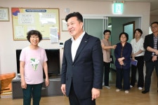 주교1리 행복경로당 무료경로식당 방문 활동사진 < 소통과 참여 < 열린군수실 주교1리 행복경로당 무료경로식당 방문