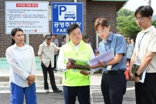 주교3리 취약지역 생활여건 개조사업 현장점검 활동사진 < 소통과 참여 < 열린군수실 주교3리 취약지역 생활여건 개조사업 현장점검