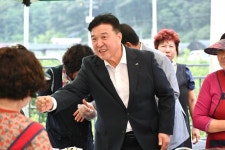 신양 시왕2리 마을회관 준공식 활동사진 < 소통과 참여 < 열린군수실 신양 시왕2리 마을회관 준공식