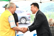 신양 시왕2리 마을회관 준공식 활동사진 < 소통과 참여 < 열린군수실 신양 시왕2리 마을회관 준공식