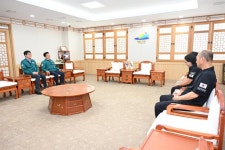 예산군자율방범대 호우피해 성금기탁 활동사진 < 소통과 참여 < 열린군수실 예산군자율방범대 호우피해 성금기탁