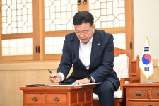 다비치안경 업무협약식 활동사진 < 소통과 참여 < 열린군수실 다비치안경 업무협약식