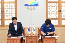 다비치안경 업무협약식 활동사진 < 소통과 참여 < 열린군수실 다비치안경 업무협약식