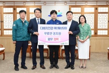 다비치안경 업무협약식 활동사진 < 소통과 참여 < 열린군수실 다비치안경 업무협약식