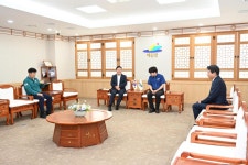 다비치안경 업무협약식 활동사진 < 소통과 참여 < 열린군수실 다비치안경 업무협약식