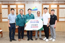 ㈜수덕, 신덕산왕겨, 참좋은교회 호우피해 성금기탁 활동사진 < 소통과 참여 < 열린군수실 ㈜수덕, 신덕산왕겨, 참좋은교회 호우피해 성금기탁