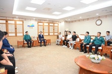 ㈜수덕, 신덕산왕겨, 참좋은교회 호우피해 성금기탁 활동사진 < 소통과 참여 < 열린군수실 ㈜수덕, 신덕산왕겨, 참좋은교회 호우피해 성금기탁