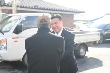 노인회 고덕면분회 경로당 개보수 현장방문 활동사진 < 소통과 참여 < 열린군수실 노인회 고덕면분회 경로당 개보수 현장방문