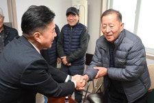 노인회 고덕면분회 경로당 개보수 현장방문 활동사진 < 소통과 참여 < 열린군수실 노인회 고덕면분회 경로당 개보수 현장방문