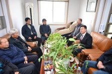 노인회 고덕면분회 경로당 개보수 현장방문 활동사진 < 소통과 참여 < 열린군수실 노인회 고덕면분회 경로당 개보수 현장방문