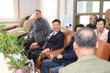 노인회 고덕면분회 경로당 개보수 현장방문 활동사진 < 소통과 참여 < 열린군수실 노인회 고덕면분회 경로당 개보수 현장방문