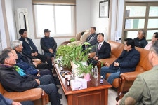 노인회 고덕면분회 경로당 개보수 현장방문 활동사진 < 소통과 참여 < 열린군수실 노인회 고덕면분회 경로당 개보수 현장방문