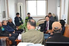 노인회 고덕면분회 경로당 개보수 현장방문 활동사진 < 소통과 참여 < 열린군수실 노인회 고덕면분회 경로당 개보수 현장방문