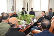 노인회 고덕면분회 경로당 개보수 현장방문 활동사진 < 소통과 참여 < 열린군수실 노인회 고덕면분회 경로당 개보수 현장방문