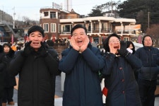 2026 예당호 해맞이 활동사진 < 소통과 참여 < 열린군수실 2026 예당호 해맞이