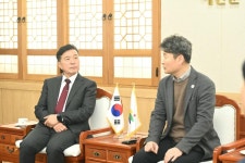 정남수 공주대학교 산업과학대학 학장 내방 활동사진 < 소통과 참여 < 열린군수실 정남수 공주대학교 산업과학대학 학장 내방
