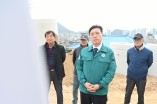 산성1리 무한산성길 도로개설공사 현장방문 활동사진 < 소통과 참여 < 열린군수실 산성1리 무한산성길 도로개설공사 현장방문