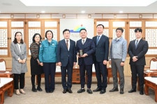 제이아이푸드 감사패 수여식 활동사진 < 소통과 참여 < 열린군수실 제이아이푸드 감사패 수여식