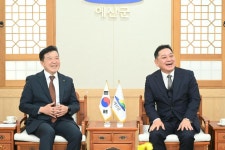 제이아이푸드 감사패 수여식 활동사진 < 소통과 참여 < 열린군수실 제이아이푸드 감사패 수여식
