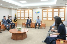 고향사랑기부금 기탁(㈜삼우 대표 이준우,㈜영재건설 대표 조송희) 활동사진 < 소통과 참여 < 열린군수실 고향사랑기부금 기탁(㈜삼우 대표... 