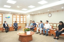 (사)한국후계농업경영인용인특례시연합회 | (사)후계농업경영인 예산군연합회 방문 활동사진 < 소통과 참여 < 열린군수실 (사)후계농업경영인 예산군연합회 방문