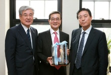 금비회장 경영대 건축기금 전달