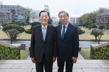 연세대학교 | 연세소개 | 총장실 | 동정 - (주)크로바케미칼 강선중 회장 발전기금 전달식 동정