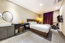 신촌 호텔 밀하우스(MILLHAUS) - 트리플 숙소