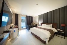 포천 호텔 꼬뮨 광릉수목원점(드라이브인 무인텔) - 트리플 숙소